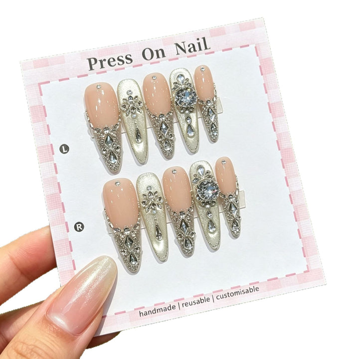 Dekoratives Press-On Nagelkunstset mit eleganten Edelsteinen