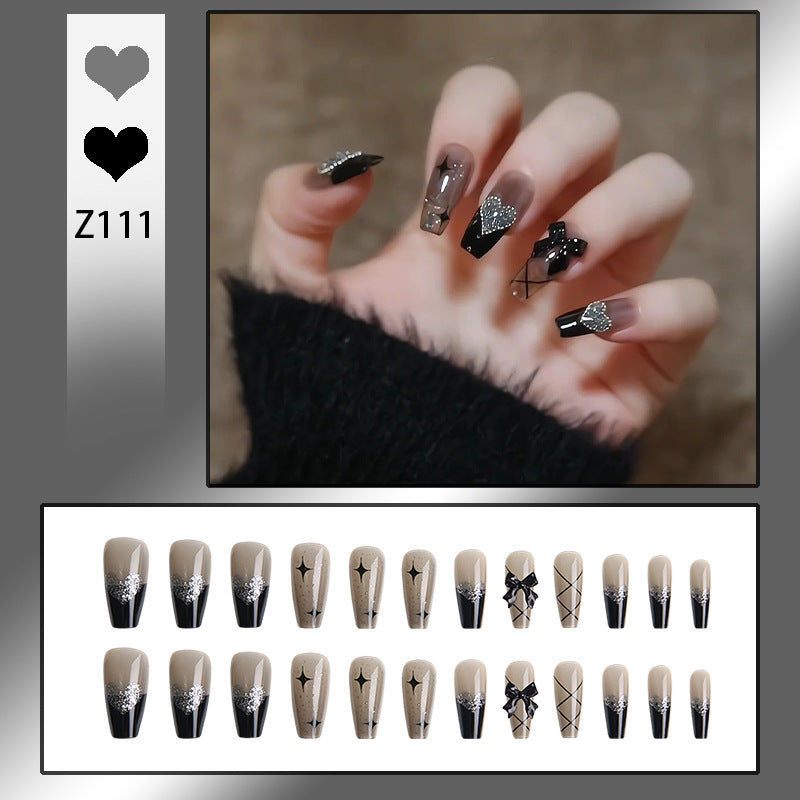 Kunstnagelset mit eleganten Glitzerverzierungen und schimmernden Akzenten Karnz