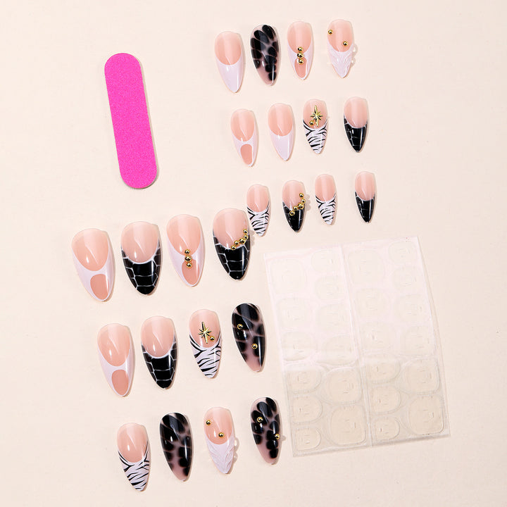 Elegante Stiletto Nagelkunstverlängerungen mit geometrischem Design Karnz