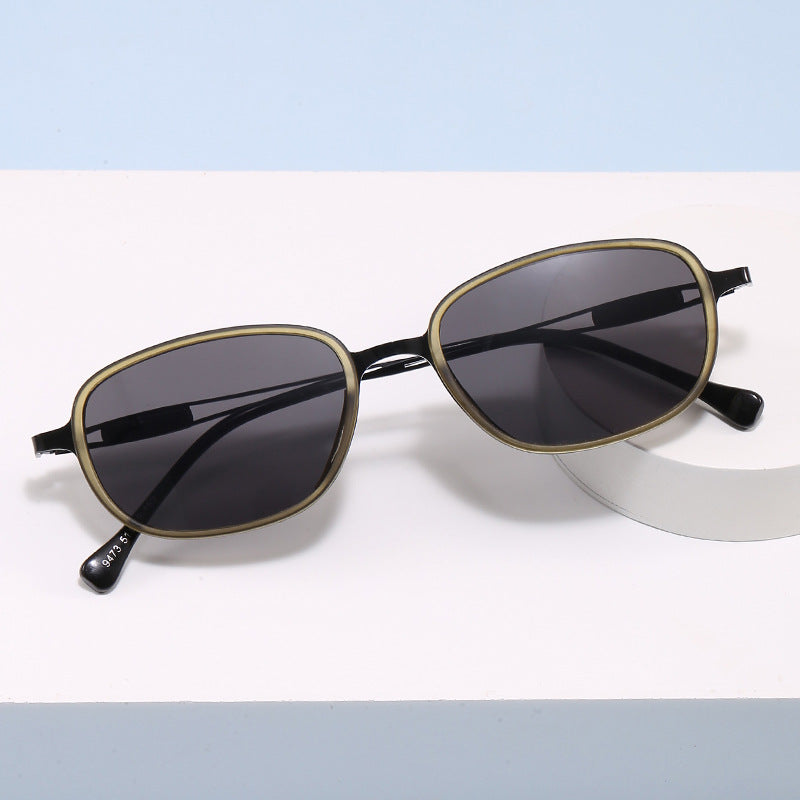 Modische Sonnenbrille mit Quadratischem Rahmen und Schmalem Metallgestell Karnz