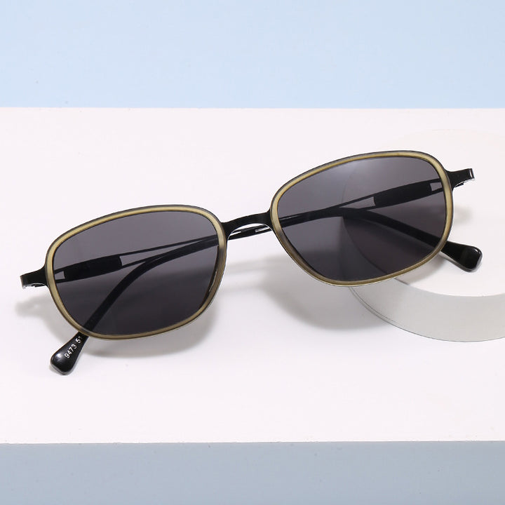 Modische Sonnenbrille mit Quadratischem Rahmen und Schmalem Metallgestell Karnz