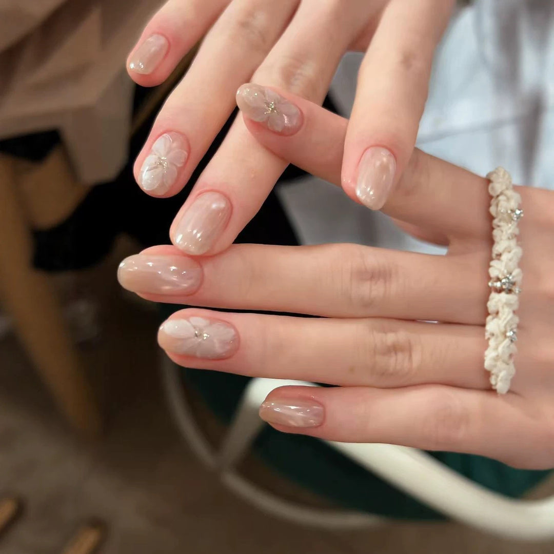 Künstlerische florale Press-On Nagelverzierungen