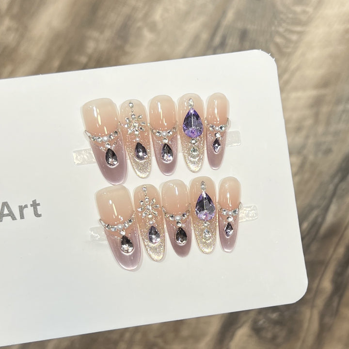 Glamouröse Stiletto-Nagelkunst mit Strass Karnz