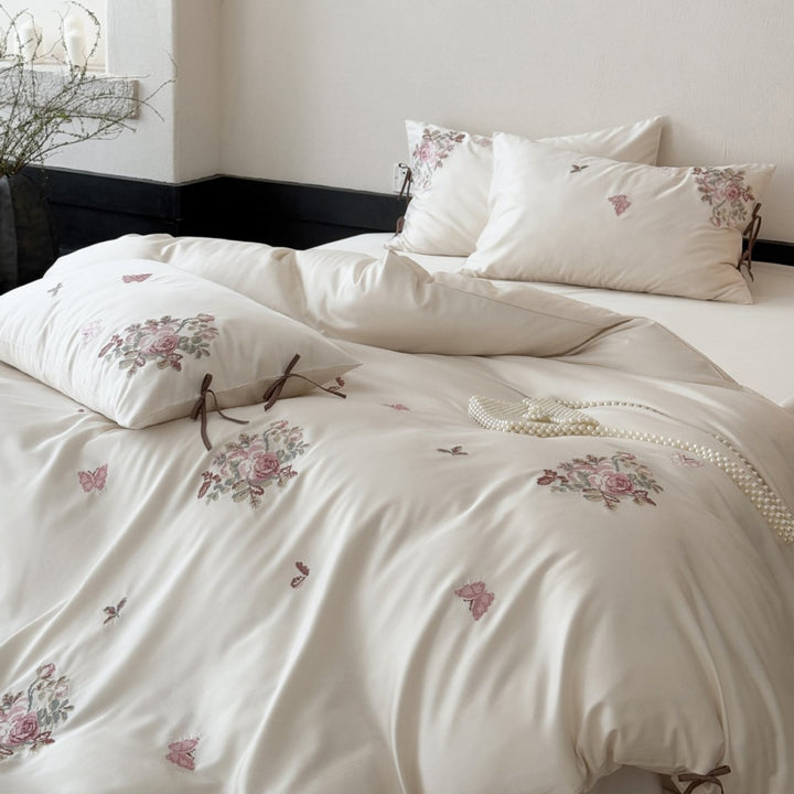 Seidig-mattes Satin-Bettwäscheset mit bestickten Rosenbouquets und Bindebändern