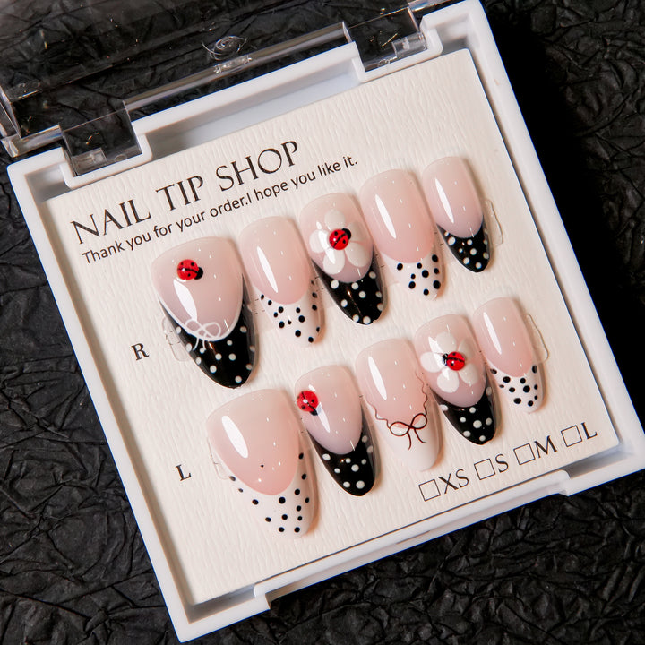 Künstlerische und dekorative Press-On-Nageltips