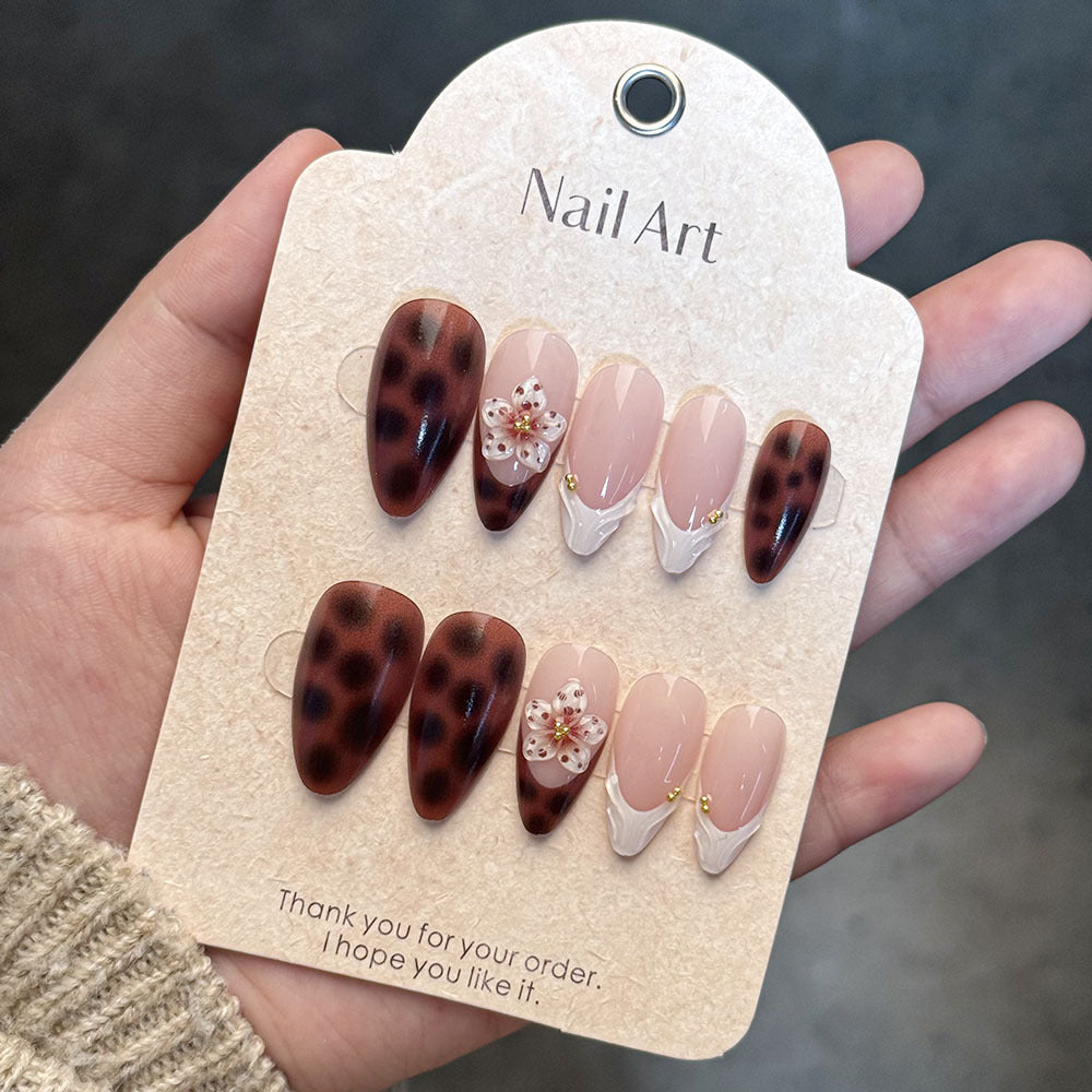 Elegantes Floral Press-On Nagelkunst Set Karnz