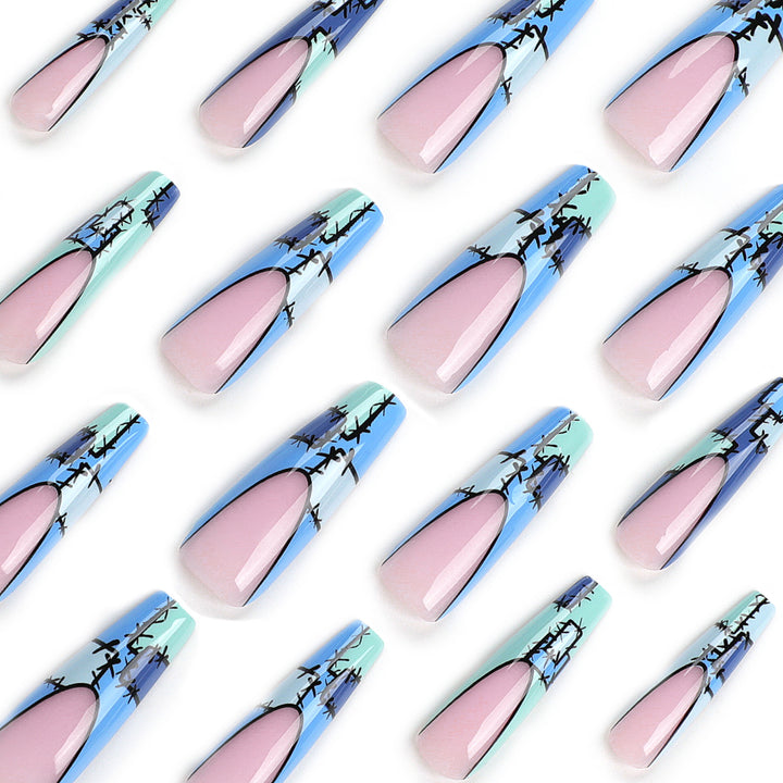 Kunstvolle Stiletto-Nägel mit modernen Dekor-Akzenten Karnz
