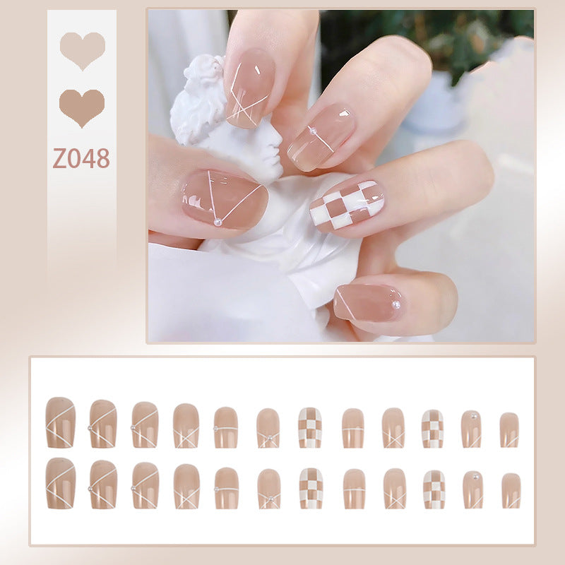 Kunstnagelset mit eleganten Glitzerverzierungen und schimmernden Akzenten Karnz