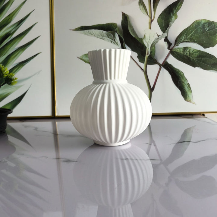 Elegante gerippte Keramikvase Karnz