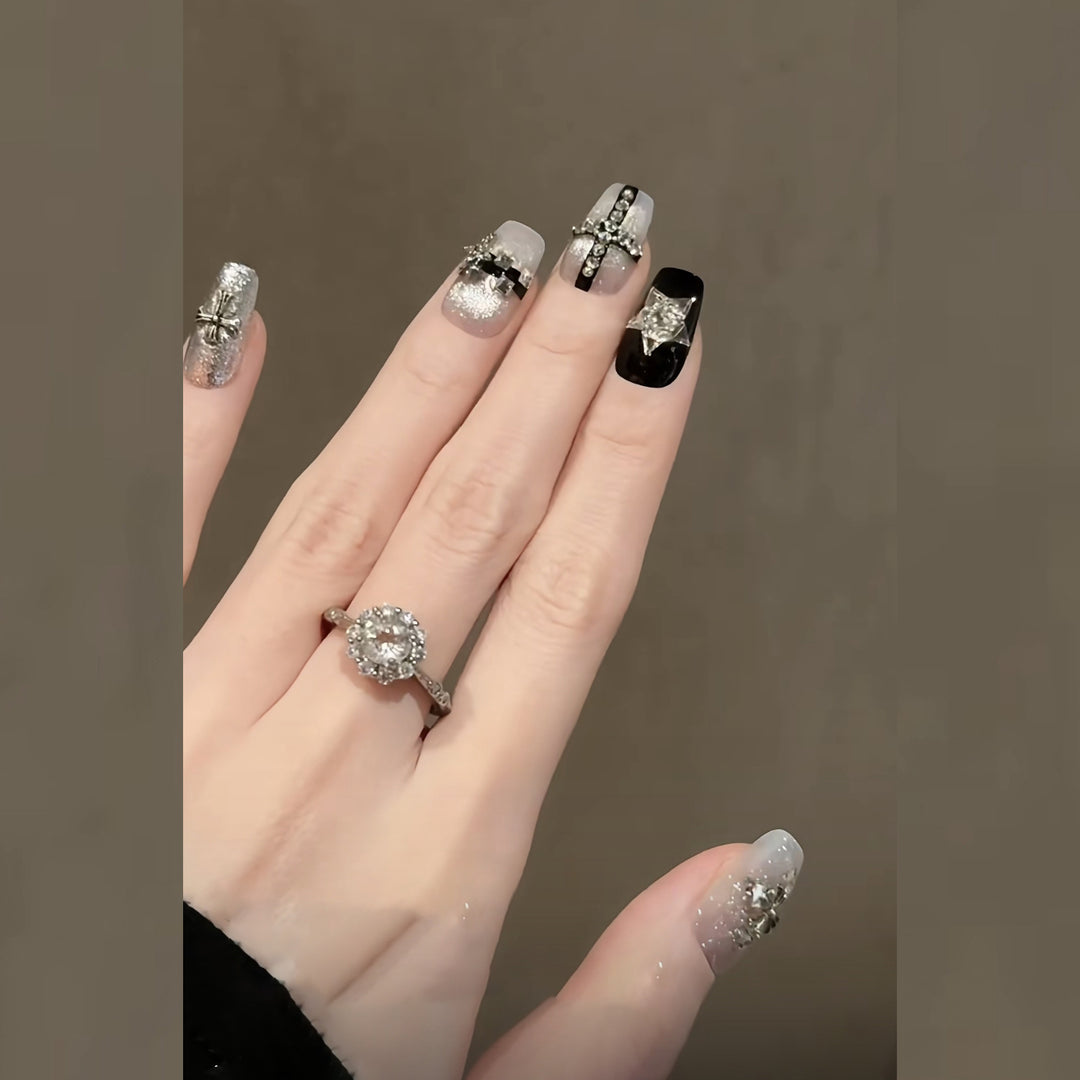 Künstlerisches Press-On Nagelkunst Set mit Edelsteinakzenten Karnz