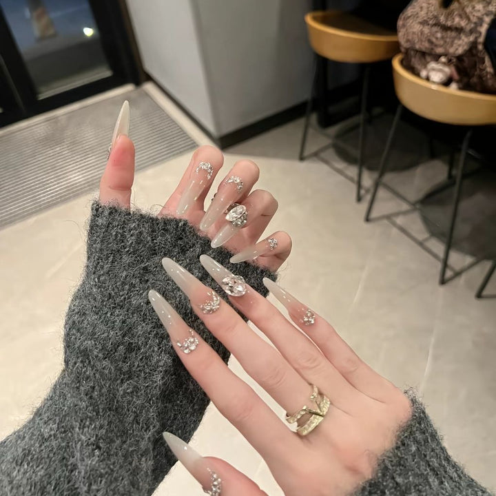 Elegante Stiletto Press-On Nagelverlängerungen mit Kristallakzenten