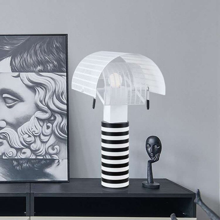 Moderne dekorative Tischlampe mit gestreiftem Fuß