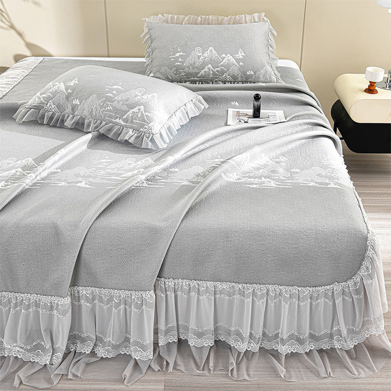 Eleganter Steppbettüberwurf mit Spitzen-Volant und Gebirgsjacquard