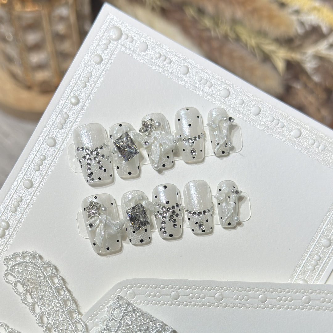 Elegante mit Strass verzierte Press-On Nagelset Karnz