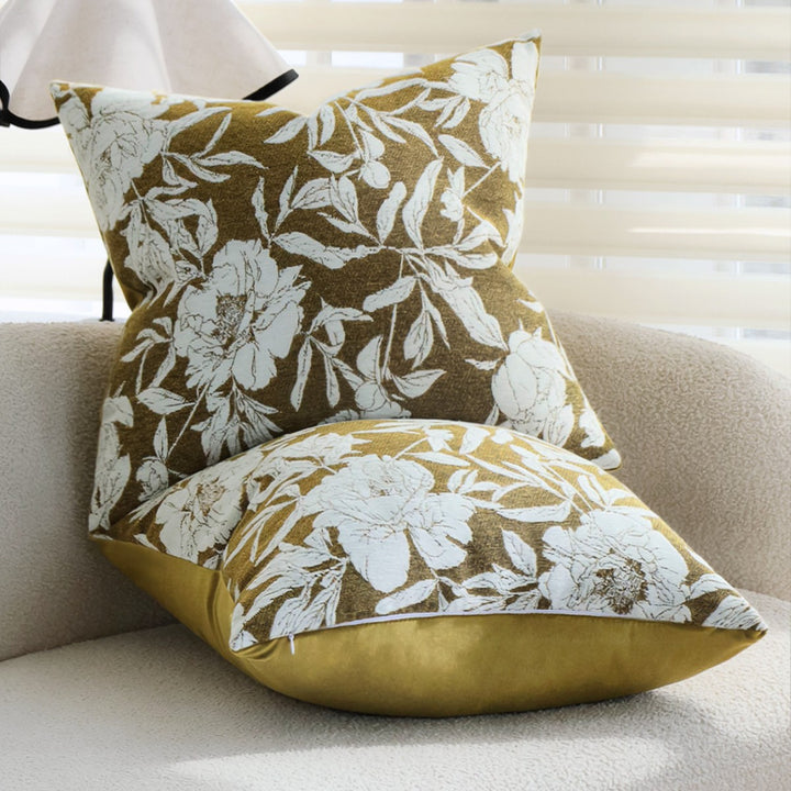 Quadratischer Dekorativer Kissenbezug mit großem Blumen‑Jacquard und samtigem Rückteil Karnz