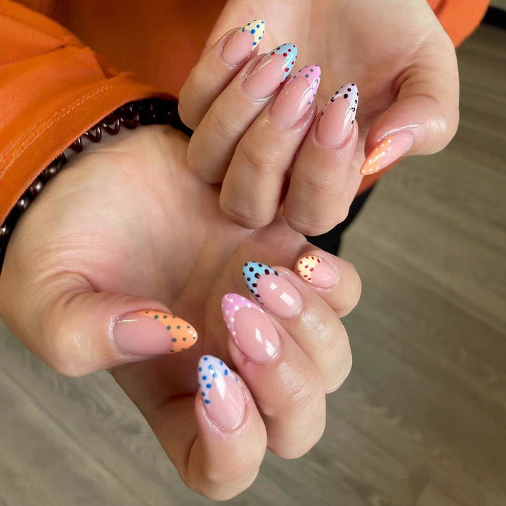 Kunstnagelset mit buntem Minimaldesign Karnz