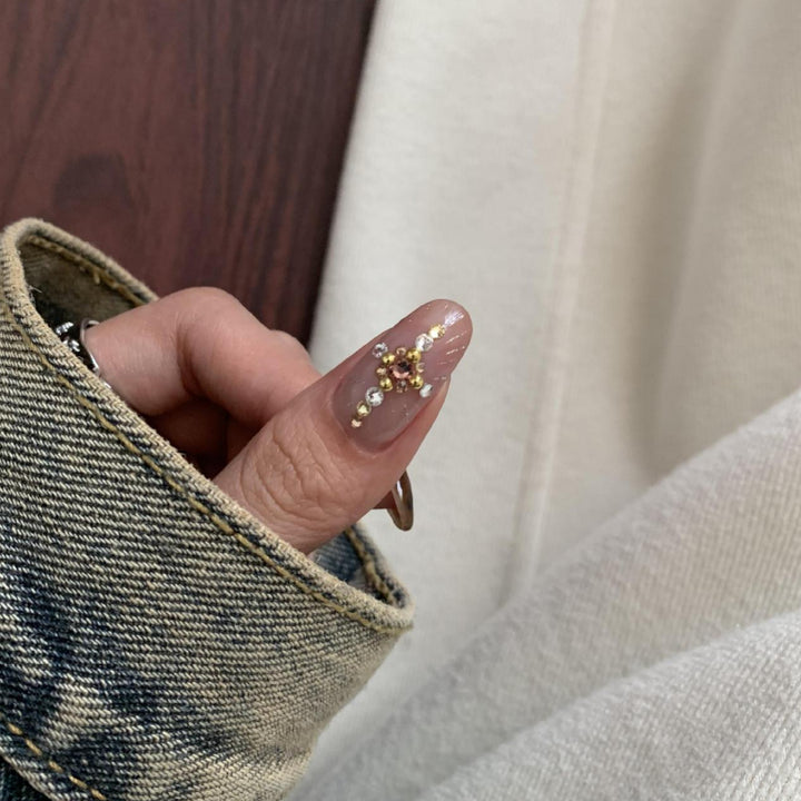 Kunstnagelset mit Eleganten Mustern und Glitzerakzenten Karnz