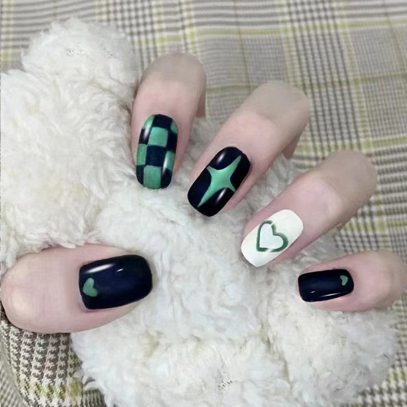 Kreatives Kunstnagelset mit geometrischen Mustern Karnz