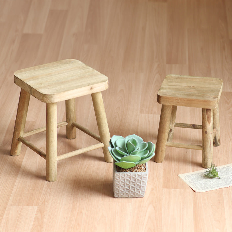 Robuster Hocker aus Massivholz Karnz
