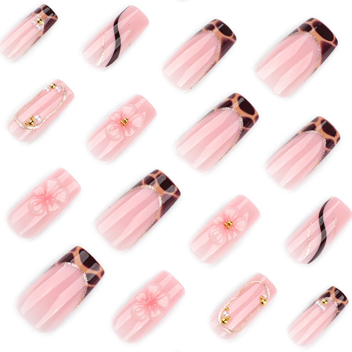 Künstliche Nagelkunst mit Blumen- und Glitzereffekten Karnz