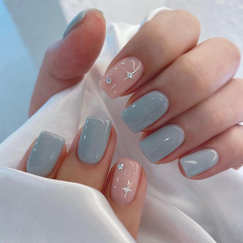 Elegante Stiletto Press-On Nagelkunst mit Strass-Akzenten Karnz