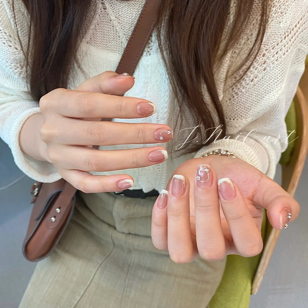 Kunstnagelset mit Eleganten Französischen Spitzen und Glitzerakzenten Karnz