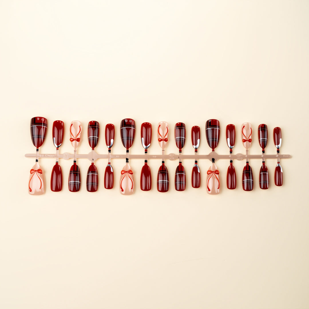 Kunstnagelset mit festlichem Design und Schleifenakzenten Karnz