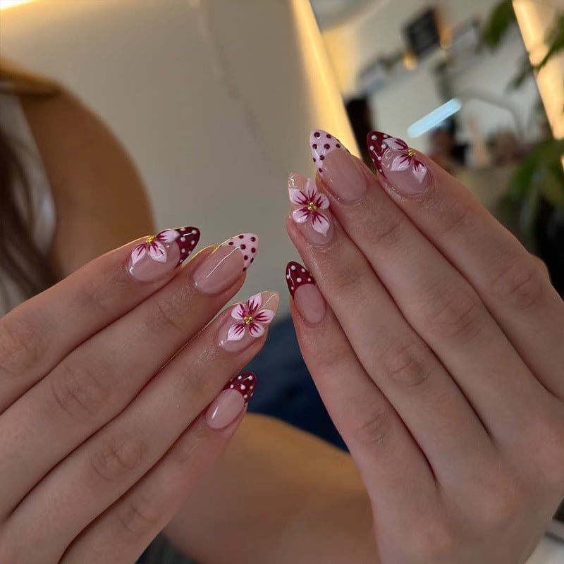 Künstlerische florale Stiletto-Presse-Nägel mit dekorativen Akzenten Karnz