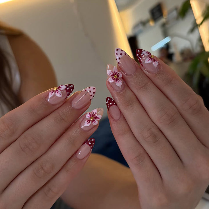 Künstlerische florale Stiletto-Presse-Nägel mit dekorativen Akzenten Karnz