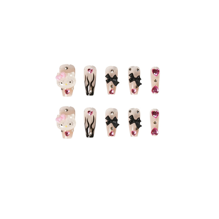 Kunstvolle Nagelverlängerungen mit Hello Kitty und floralen Akzenten Karnz