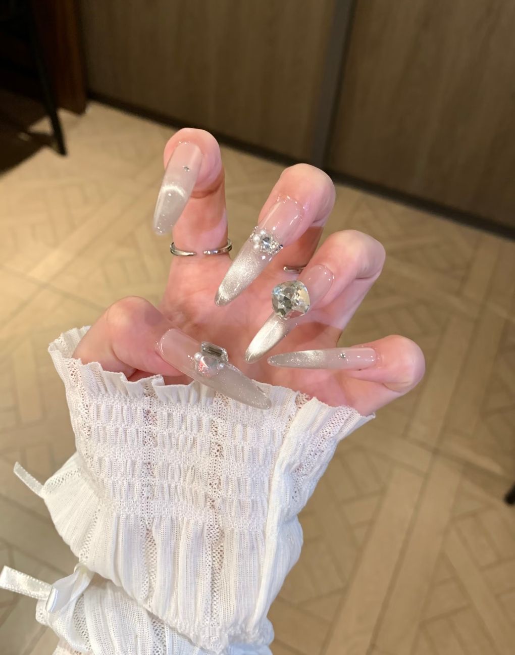 Rhinestone-besetzte Stiletto-Nagelerweiterungen