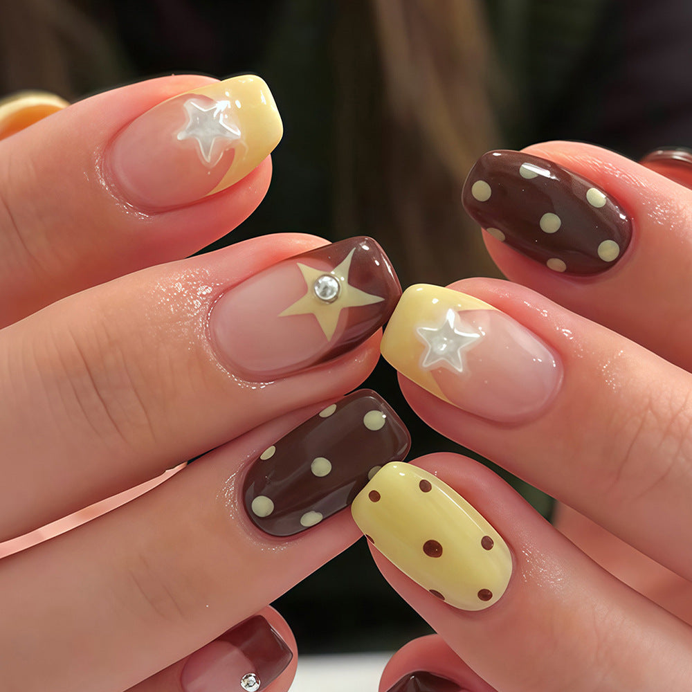 Künstlerisches Press-On-Nageldesign-Set mit Stern- und Punkteakzenten Karnz