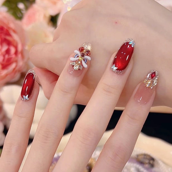 Glamouröse Kunstnagelspitzen mit 3D-Blüten- und Kristallverzierungen Karnz
