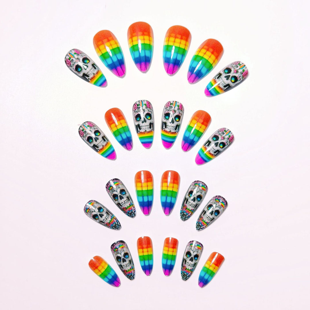 Kreative Kunstnägel mit Totenkopf-Design und Regenbogenfarben Karnz