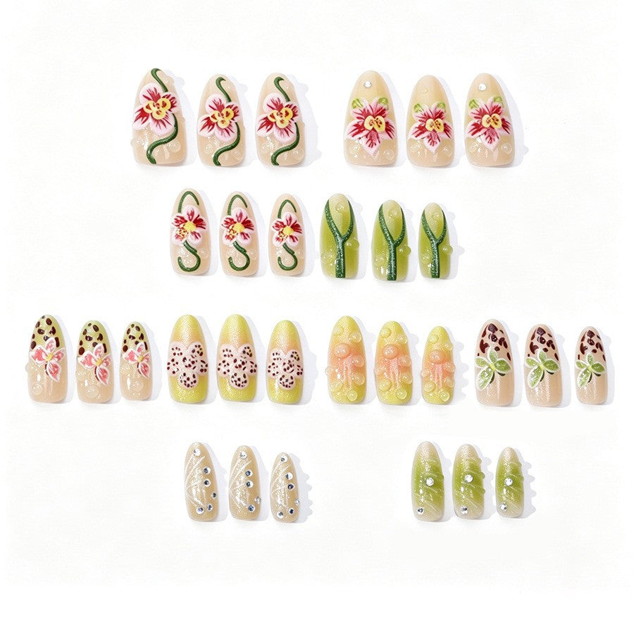Kunstnagelset mit floralem Design und Akzenten Karnz
