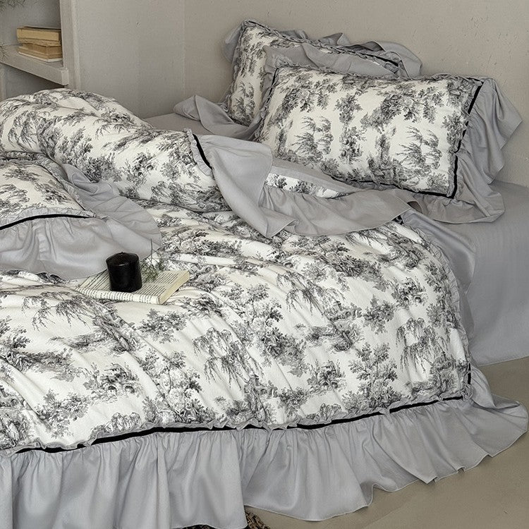 Bettwäschegarnitur im Toile-de-Jouy‑Stil mit gerafftem Volant und Zierkante