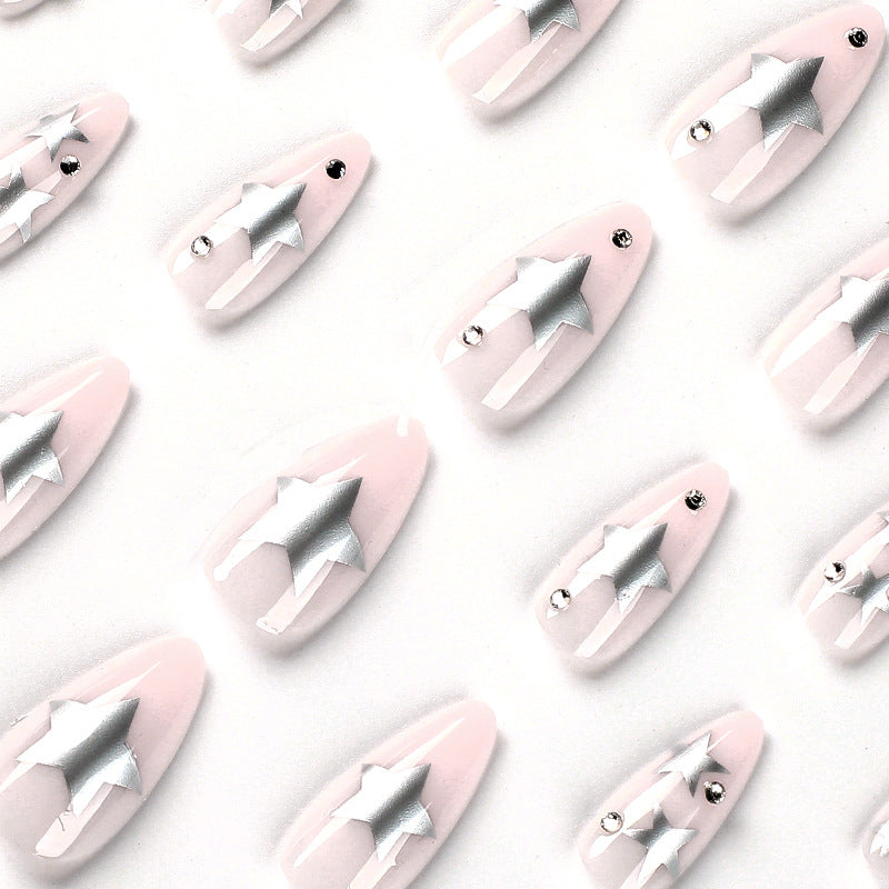 Kunstvolle Nagelverlängerungen mit Silberstern-Design Karnz