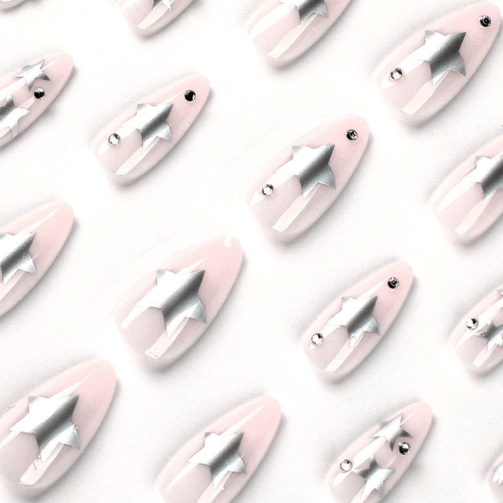 Kunstvolle Nagelverlängerungen mit Silberstern-Design Karnz