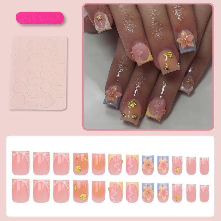 Kunstnagelset mit floralen Akzenten und elegantem Glanz Karnz