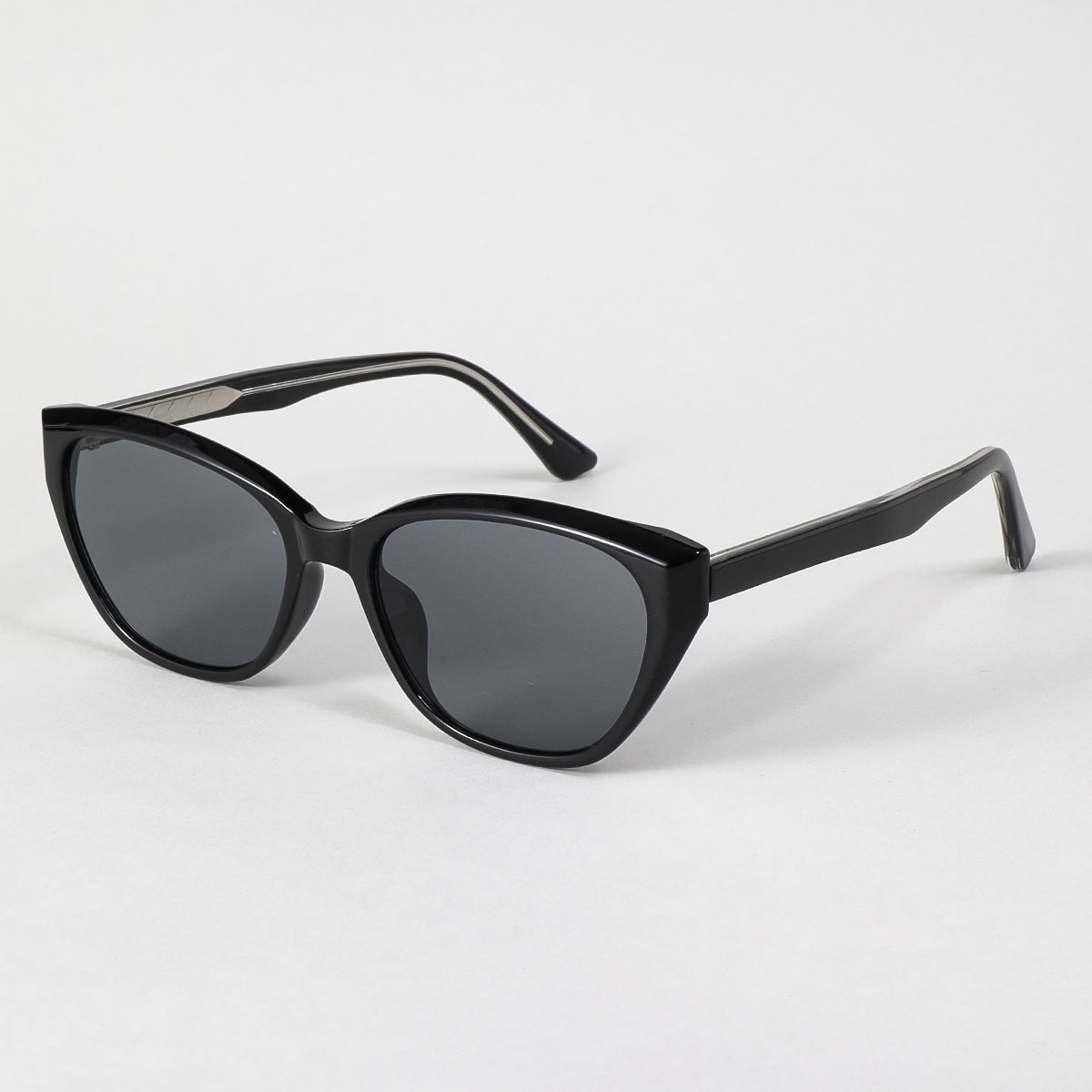 Damen moderne Sonnenbrille mit klassischem Schwung Karnz