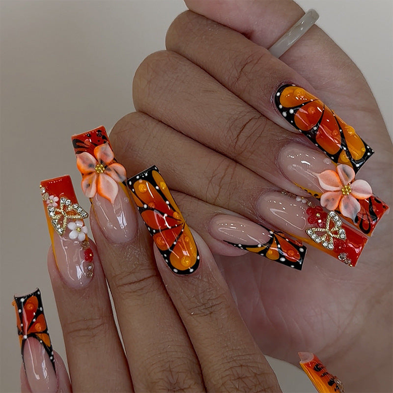 Kunstnagelset mit eleganten floralen und glamourösen Verzierungen Karnz