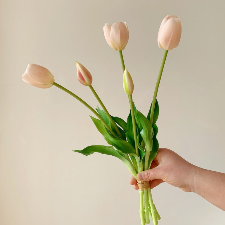 Elegante Kunst-Tulpenbouquet