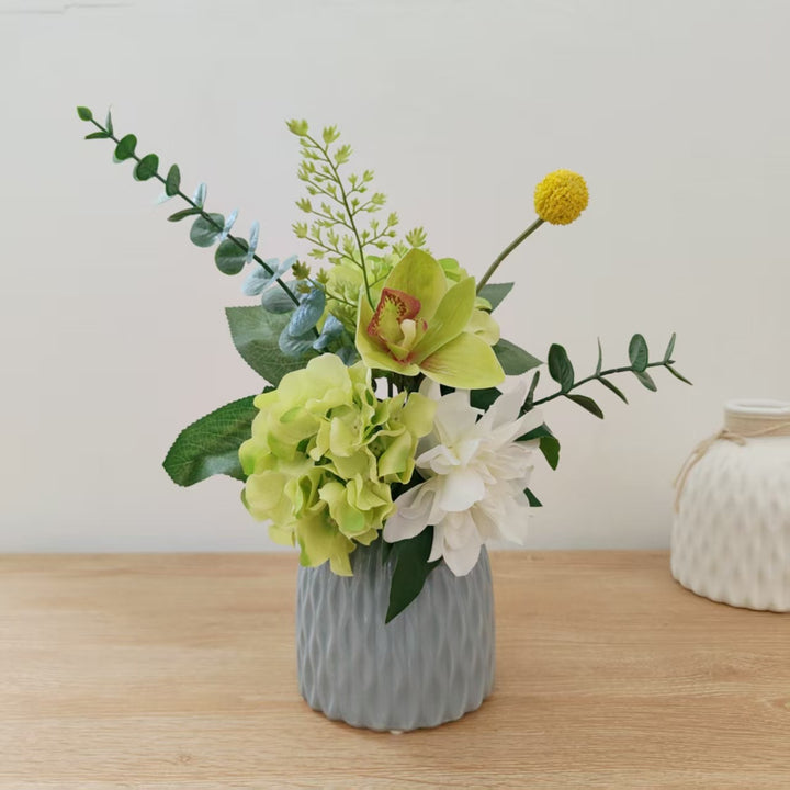 Lebensechter künstlicher Blumenstrauß