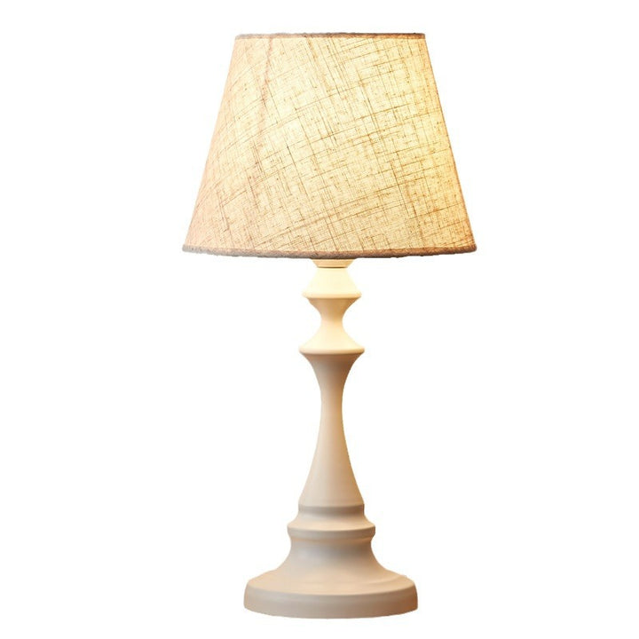 Moderne Tischlampe mit Stoffschirm