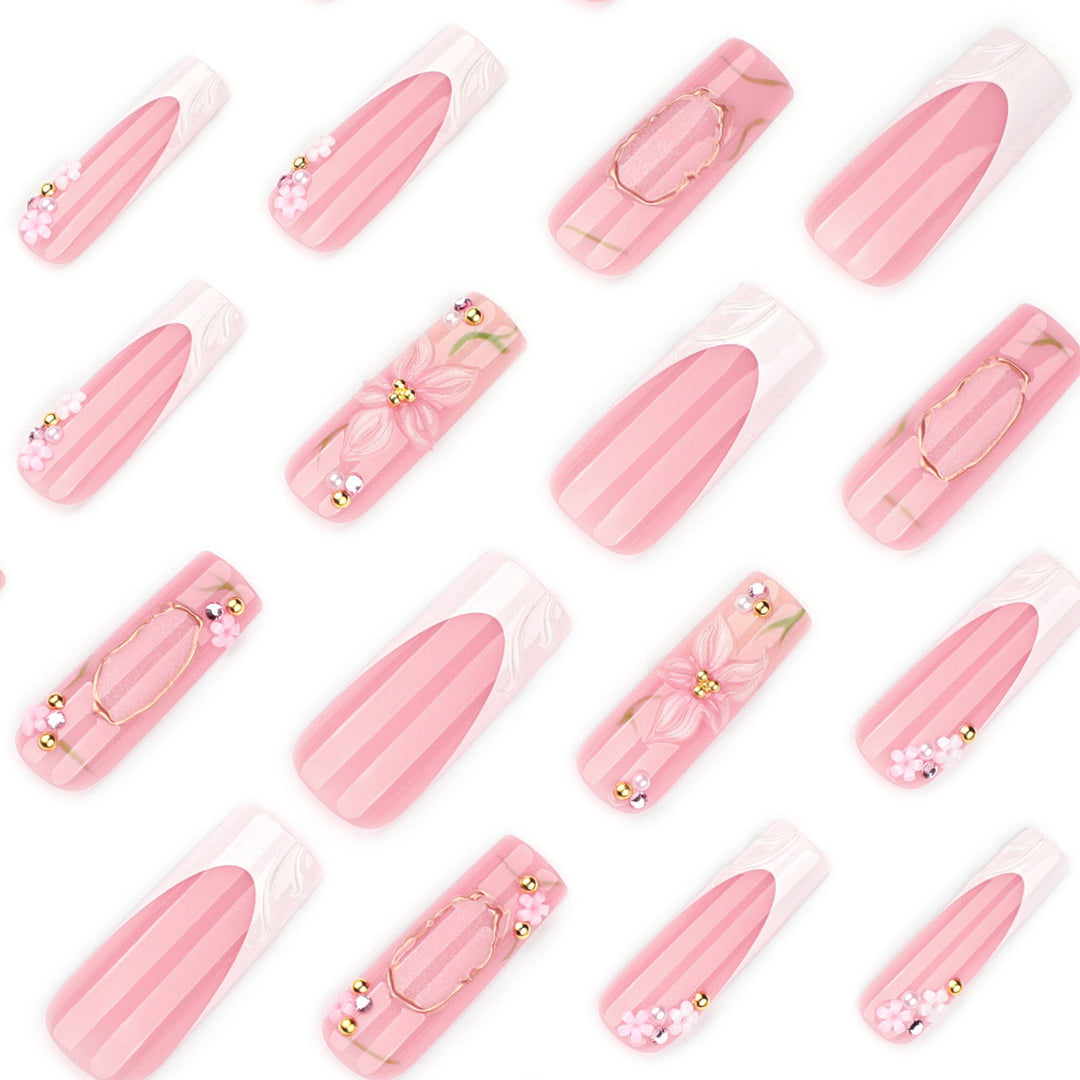Kunstvolle Nagelverlängerungen mit floralen Verzierungen Karnz