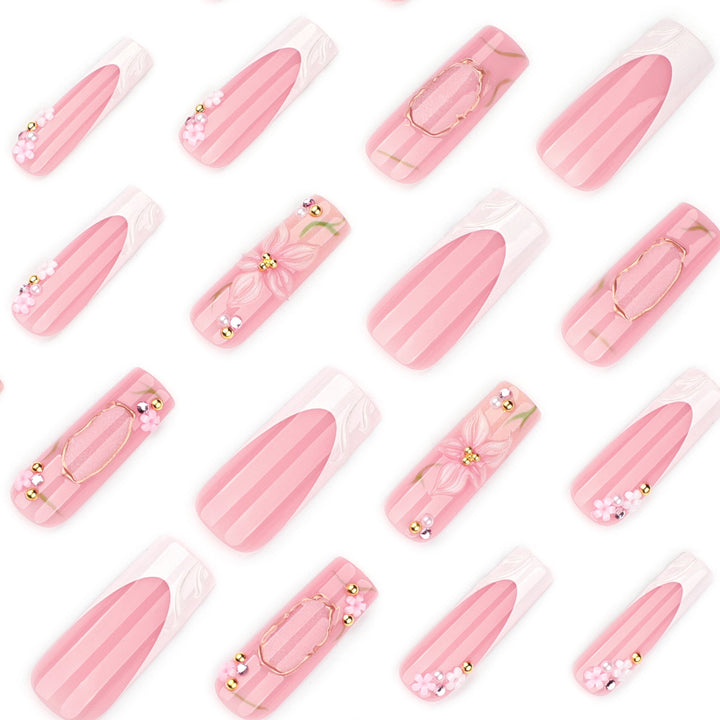 Kunstvolle Nagelverlängerungen mit floralen Verzierungen Karnz