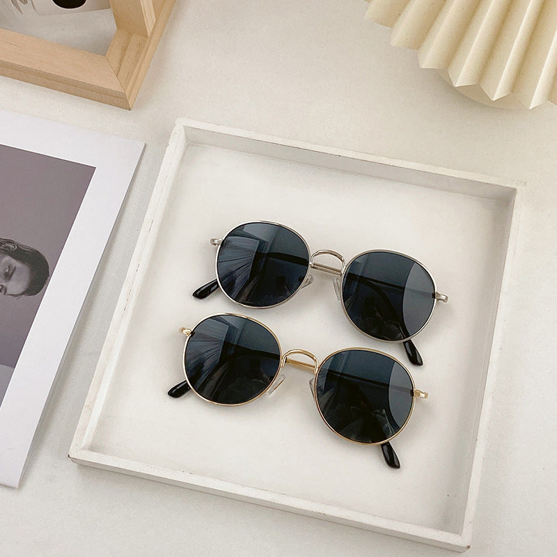 Modische Runde Sonnenbrille mit Goldener Fassung Karnz