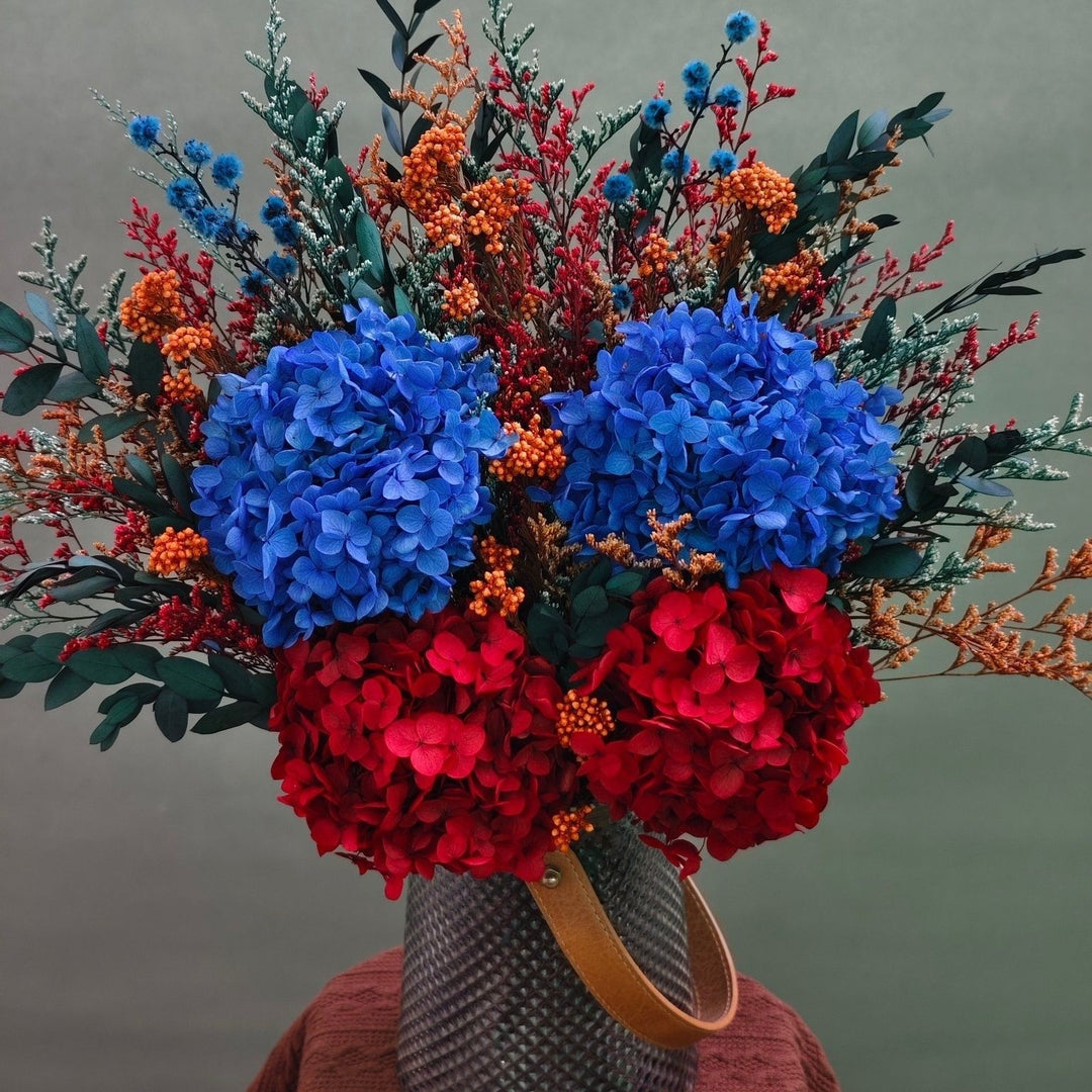 Künstlerischer getrockneter Blumenstrauß Arrangement