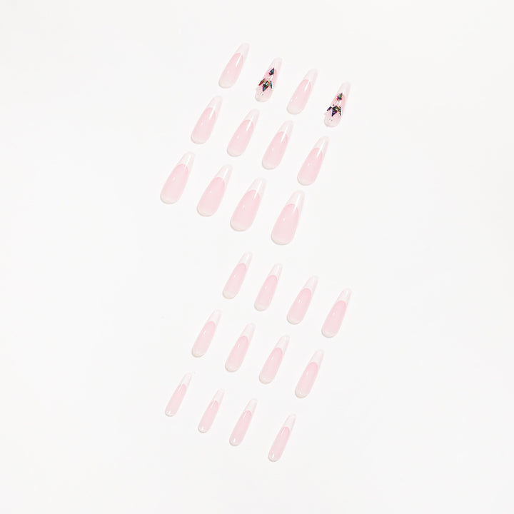 Premium Nagelverlängerungen mit eleganten Designs und Glitzerakzenten Karnz