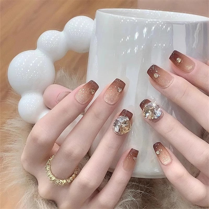 Kunstnägel mit Glamourösem 3D-Design Karnz